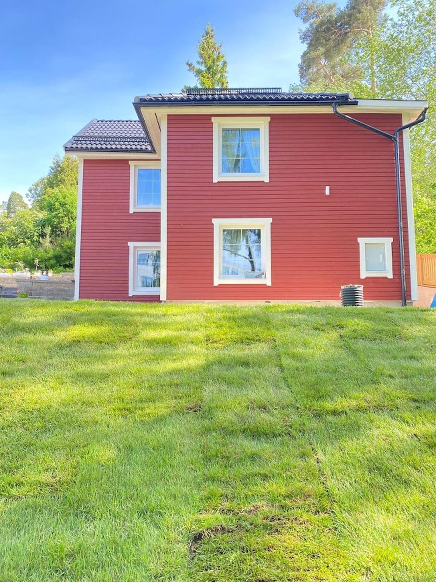 Charming Apartment In A Red House In สต็อกโฮล์ม ภายนอก รูปภาพ